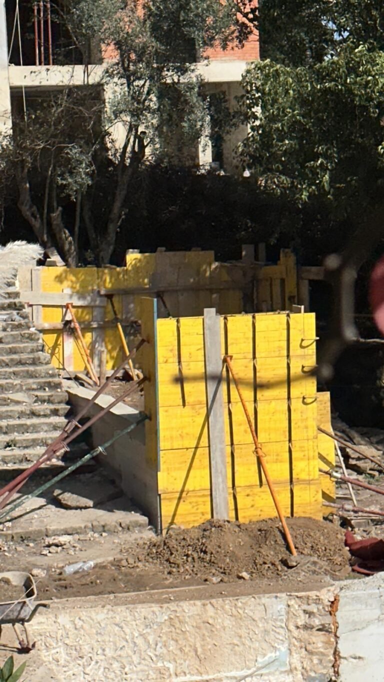 Cofragem de muro em betão armado em obra