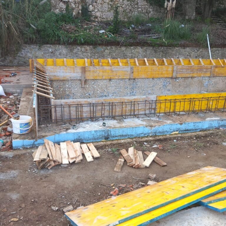 Cofragem e armaduras para nova parede de piscina