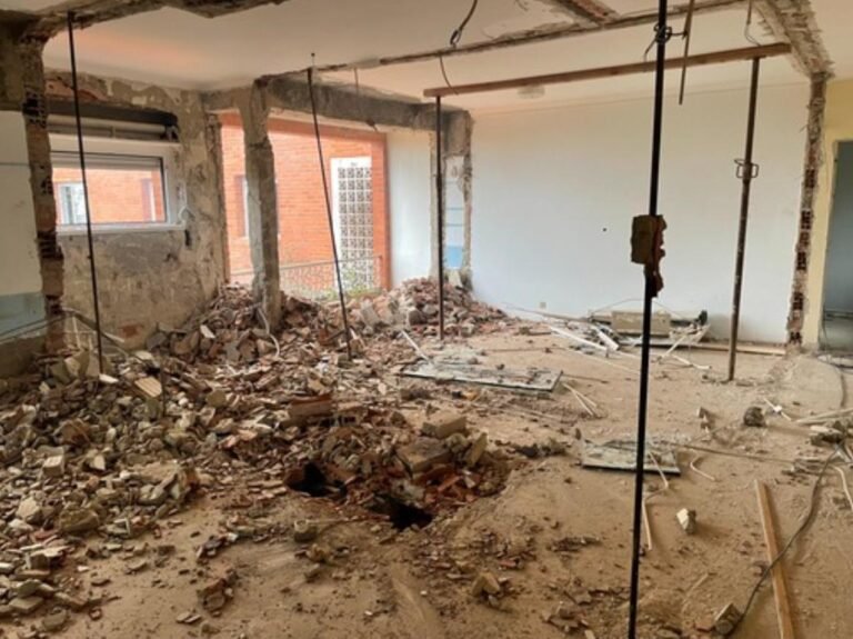 Demolição de paredes interiores com escoramento