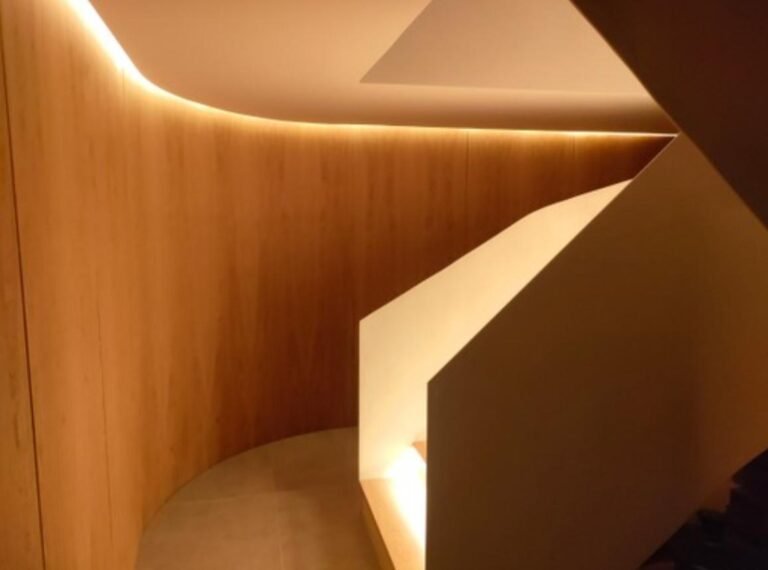 Escada revestida a madeira com iluminação LED