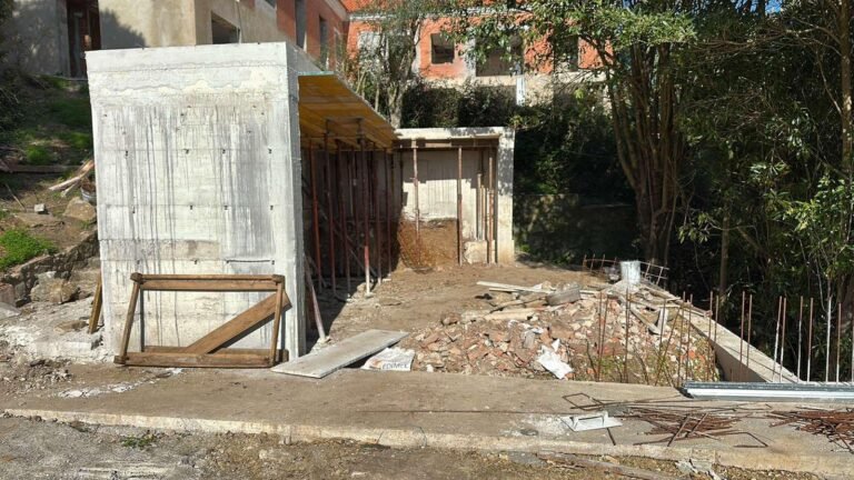 Estrutura em betão com laje escorada por prumos metálicos
