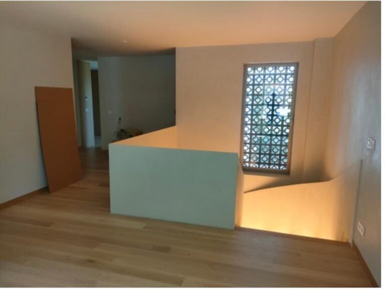Interior remodelado com soalho em madeira