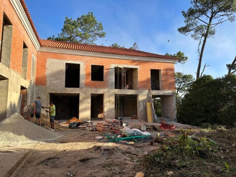 Moradia com alvenaria de tijolo e reboco em execução