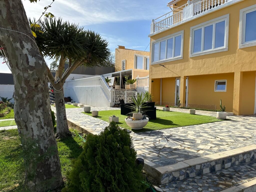 Moradia com jardim e arranjos exteriores concluídos