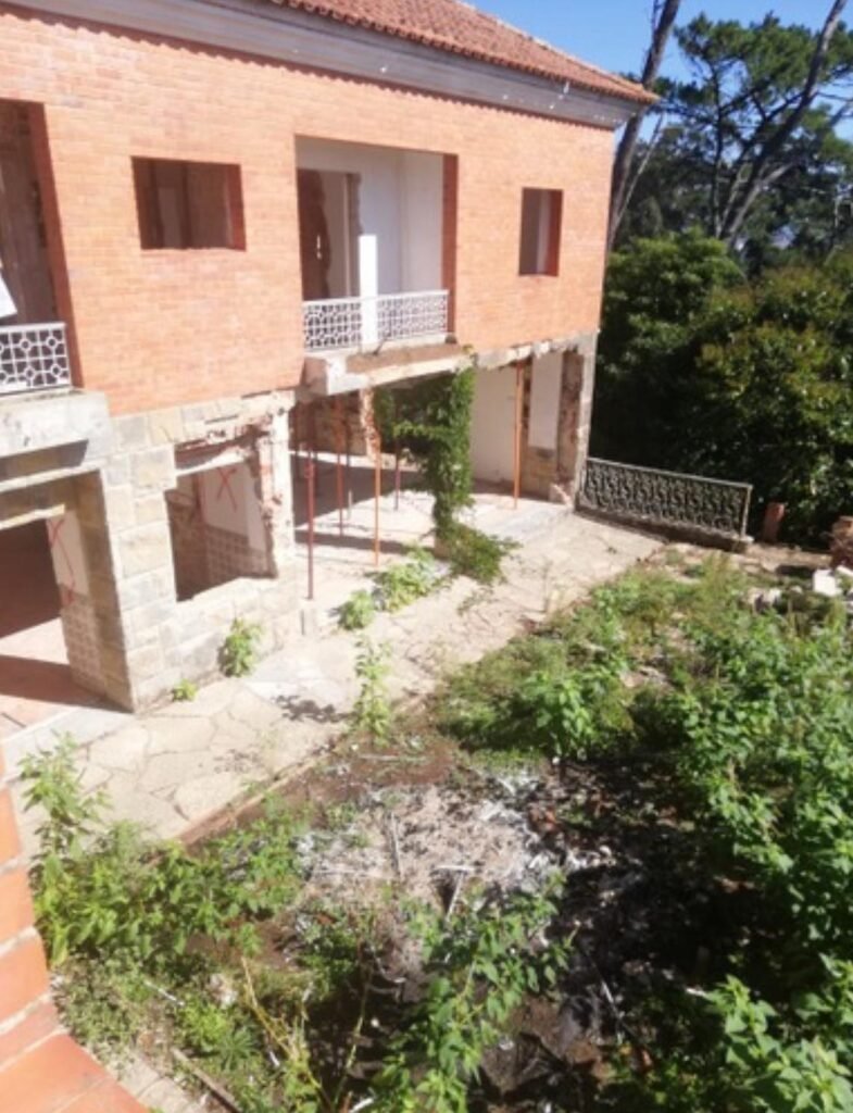 Fachada de moradia durante a reabilitação