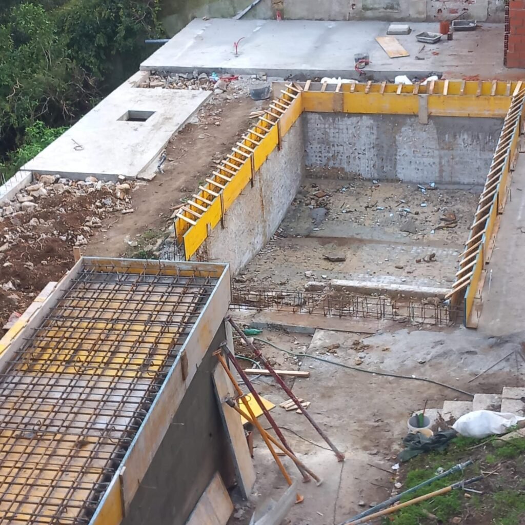 Construção de piscina e muros de suporte em betão armado