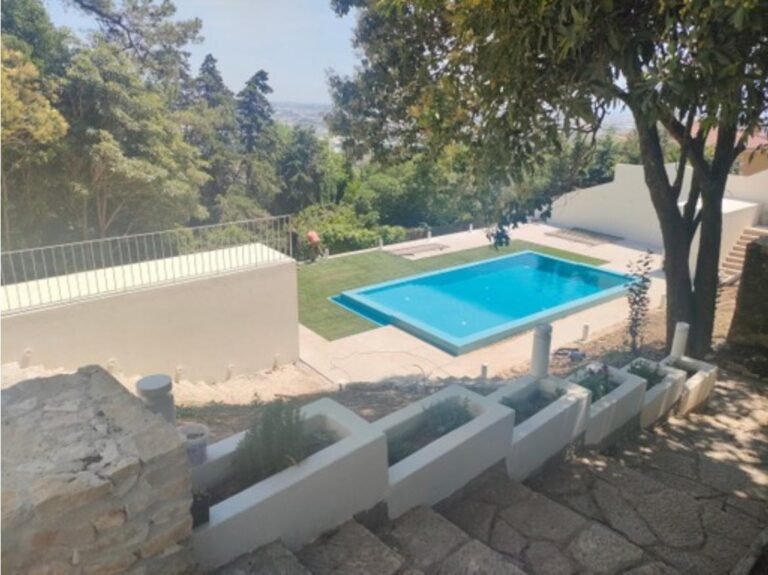 Piscina concluída com jardim e vista