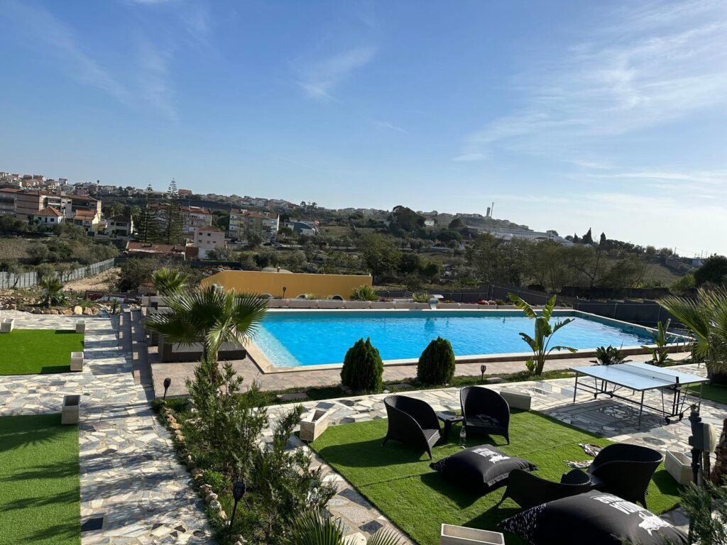 Piscina e jardim concluídos com vista panorâmica