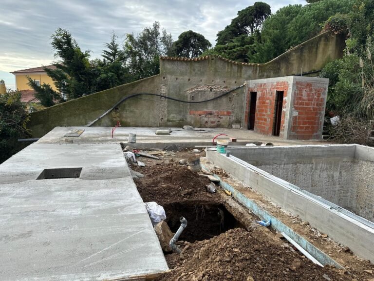 Laje junto à piscina e anexo de balneários em construção