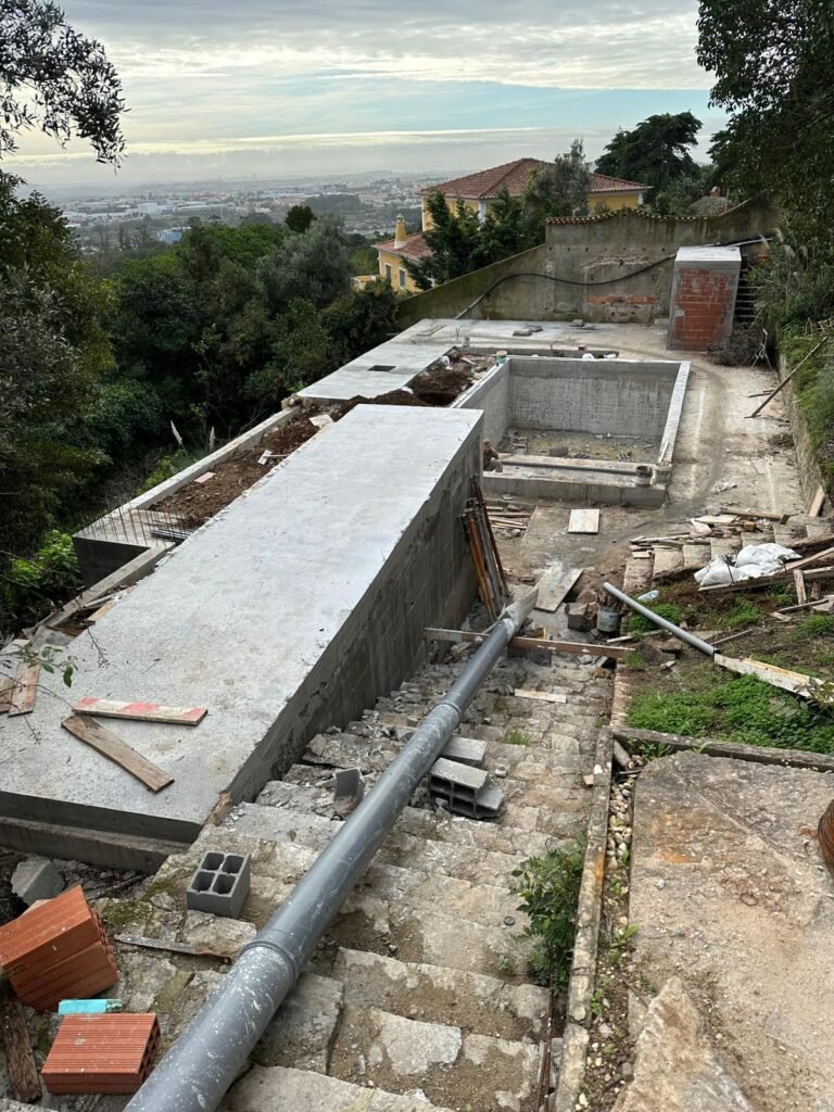 Piscina e muros de suporte com vista panorâmica