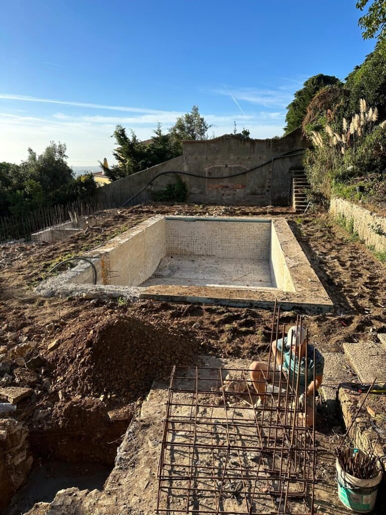 Início da reabilitação de piscina com preparação de armaduras