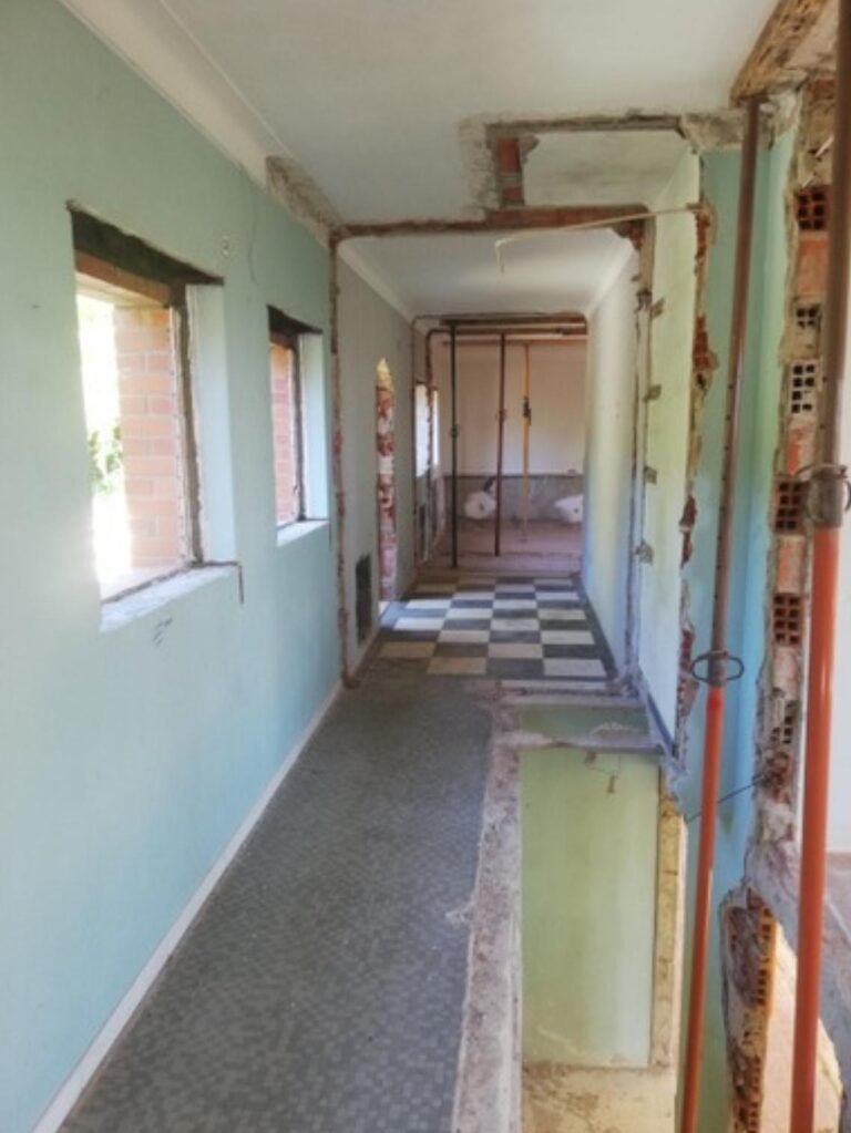 Corredor durante a demolição na remodelação de moradia