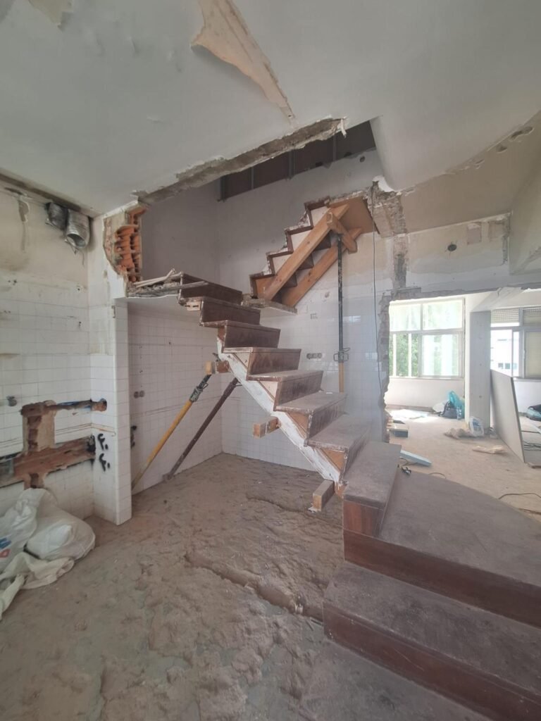 Remodelação de escada interior com abertura na laje