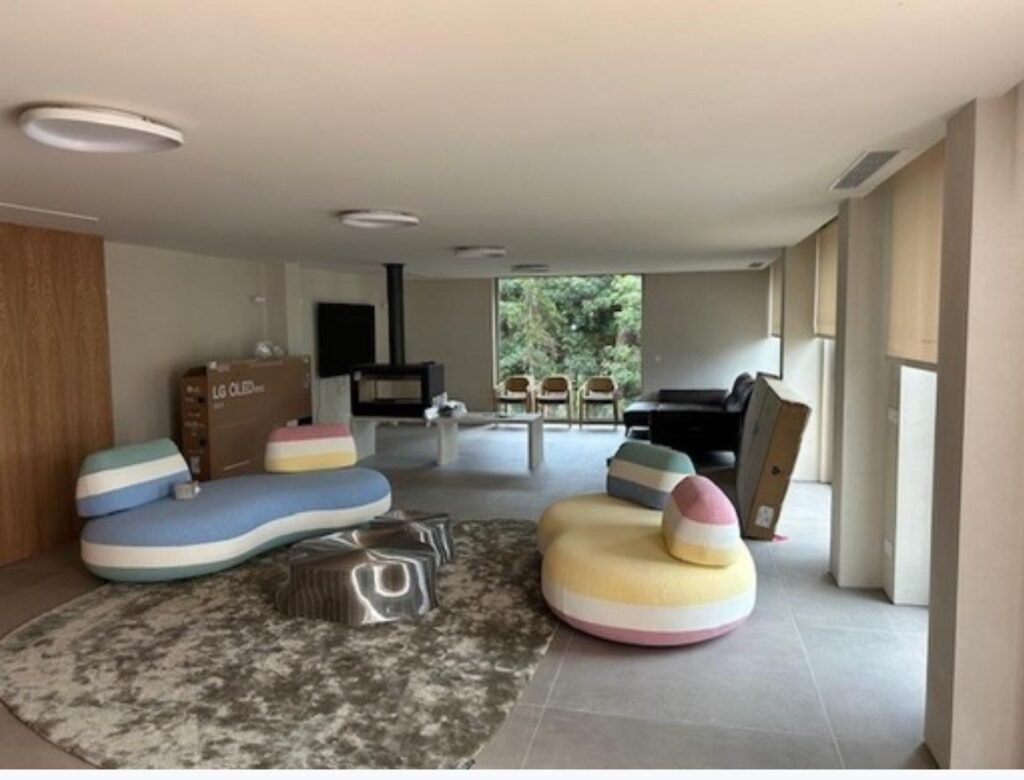Sala ampla remodelada em moradia