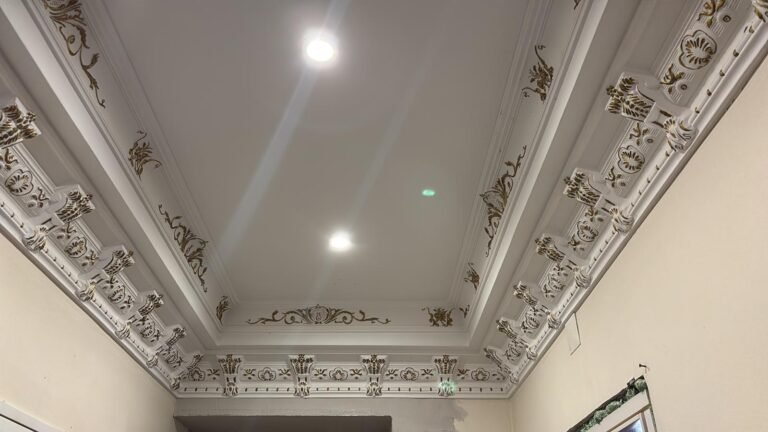 Teto com sancas decorativas e iluminação embutida